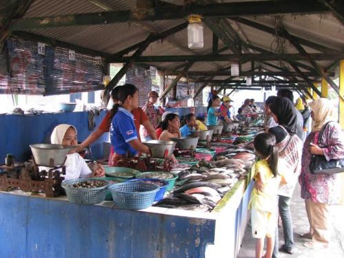 asik yaaa, banyak hasil laut segar di sini. 