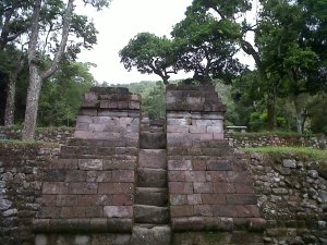 Undakan kedua sudah tidak utuh, candi dulunya berbentuk gapura bentar. Sisi kanan dan kiri gapura atau candi terpahat relief makhluk mirip manusia melayang dan relief binatang melata