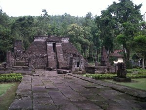 Bentuk candi lebih banyak berupa punden berundak