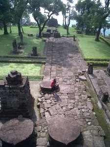 Kompleks candi Sukuh terlihat dari puncak undak ketiga, undakan terakhir