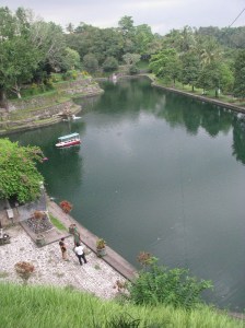 Salah satu sisi pemandian Taman Narmada, masih utuh. 