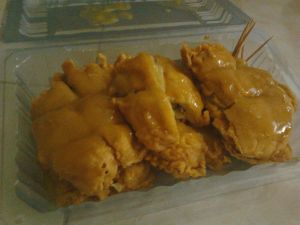 pisang goreng dengan pisang yang tipis, tepung kriuk dan diguyur selai sarikaya. OMG.