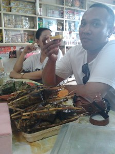 Pengkang makanan ketan santan bungkus daun kelapa