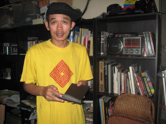 Marzuki. Foto ini diambil setelah sesi wawancara, Februari 2011.