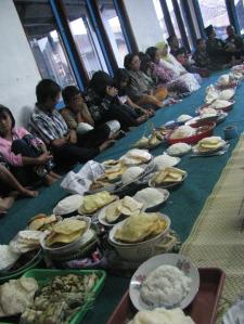 METOAN, salah satu tradisi syawalan di Dusun Merapi Sari, Kecamatan Ngablak, Kabulaten Magelang. Warga setempat baik yang muslim maupun nonmuslim berkumpul membawa 'uba rampe' untuk didoakan. (nina)