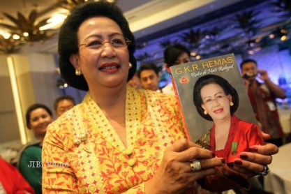 Gusti Kanjeng Ratu Hemas menunjukkan buku berjudul ”Ratu di Hati Rakyat”, Rabu (31/10/2012). Foto: Desi Suryanto