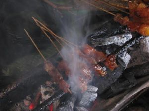 dinikmati panas lebih pas, tentunya bagi yang tidak jijik dengan cara memanggang sate seperti ini :p