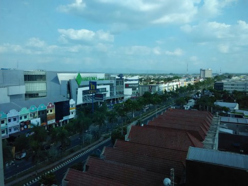 salah satu ruas jalan uatama di Solo Baru Sukoharjo. (nina)