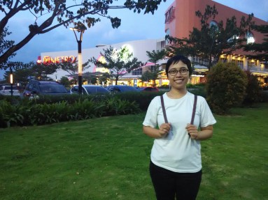 nampang di kawasan niaga. tampak di belakang Metro Dept Strore dan The Park.