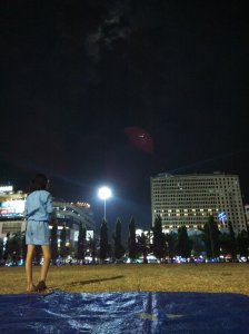 Lapangan Simpang Lima Semarang di malam hari yang cukup sepi. Mata telanjang melihat langit dan lampu-lampu. (nina)