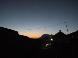 Gunung Andong yang hanya terlihat kepalanya. (nina)