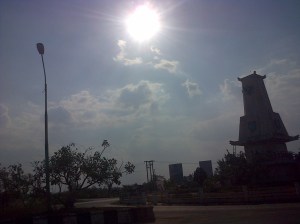 Terasa jauh untuk menempuh Banjarbaru ke Banjarmasin. Jalan lebar tapi sepi dan tampak tak terawat. debu...debu...debu...