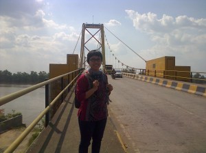 nampang di Jembatan Barito. panas euy