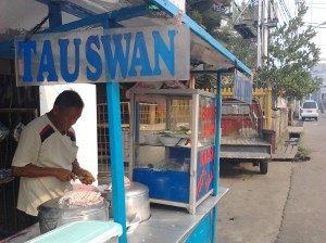 Tuswan seperti bubur kacang tapi katanya kacang kedelai. Dijual bareng dengan bubur ayam.