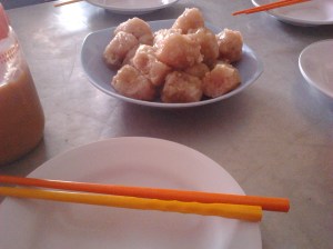 Mau pilih yang goreng juga bisa. Beberapa varian, yang jelas ada rasa ayam dan babi.