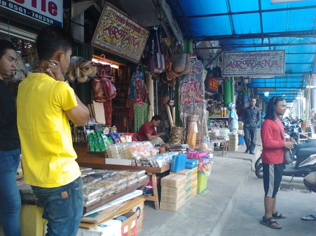 di PSP ada banyak aneka kerajinan dan camilan khas daerah.