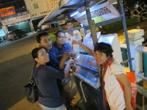 Penjual juhi atau cumi/sotong kering di pinggir jalan. Ada yang suka makan buat camilan, bisa dimakan dengan nasi hangat.