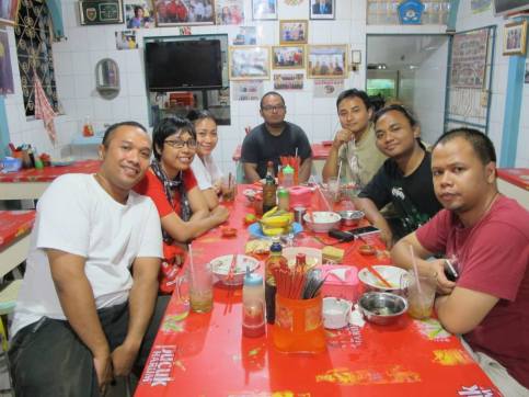 agenda makan memakan dilakukan bersama gerombolan kunyah mengunyah.