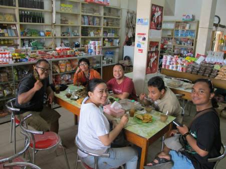 Istirahat setengah perjalanan di Sungai Pinyuh, makan pengkang makanan ketan bersantan dibungkus daun kelapa.