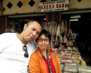 mejeng dulu ah, bau ikan asin di belakang.