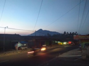 Telomoyo..aku membayangkannya seoerti gajah tidur meletakkan belalainya.