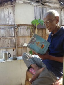 Bapak, saat singgah di Semarang pertengahan Juli 2015. Menyegarkan diri dengan berjemur sambil membaca. (nina)