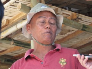 Pak Winarso, petani tembakau kemitraan yang mencecap untungnya menanam tembakau di ladang tadah hujan.