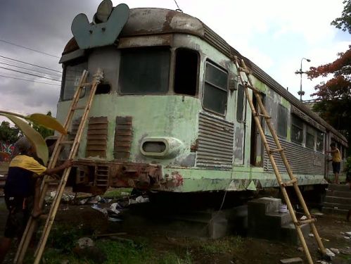 Gerbong Kereta Rel Diesel (KRD) MCDW 300 yang dikenal dengan nama Kuda Putih.