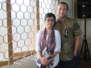 Mas Bojo mengenakan batik sekar jagad, yang juga kesukaan ibu mertuaku :)