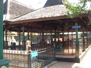 makam di kompleks masjid. (perahukayu.wordpress)