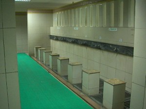 gambaran 'lantai besi berderet' nya seperti ini, tetapi ini ada di tempat wudhu, sementara untuk toilet pengunjung umum modelnya jadul dan lawas banget deh, tidak ber-cat dan usang. (perahukayu.wordpress)